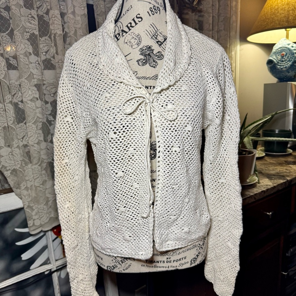 90’s Vintage Cream Cardigan with Intricate Knit and Long Sleeves